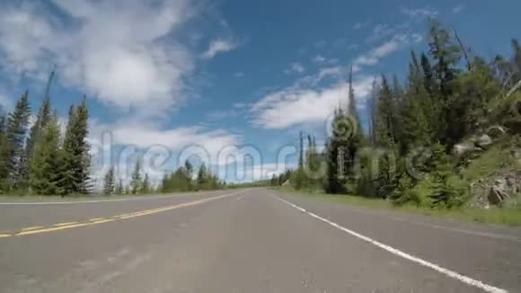 在多云天气驾驶Uphill视频的预览图