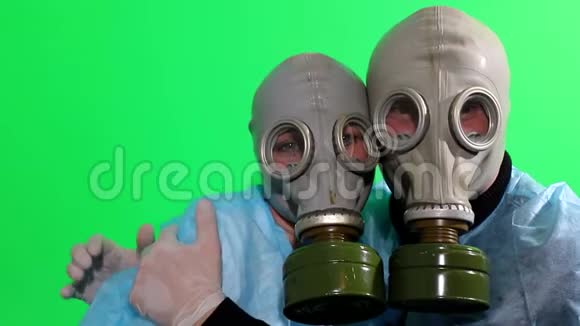 家属戴防护面罩防止冠状病毒流行21世纪问题视频的预览图