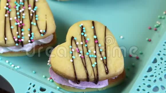 一个棉花糖三明治放在托盘上装饰着巧克力和装饰洒水关门视频的预览图