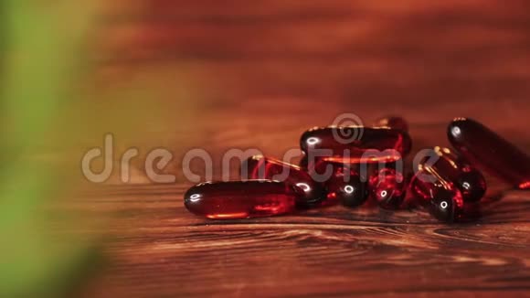 维生素补充丸欧米茄3木制桌子上有鱼肝油药品鱼油胶囊视频的预览图