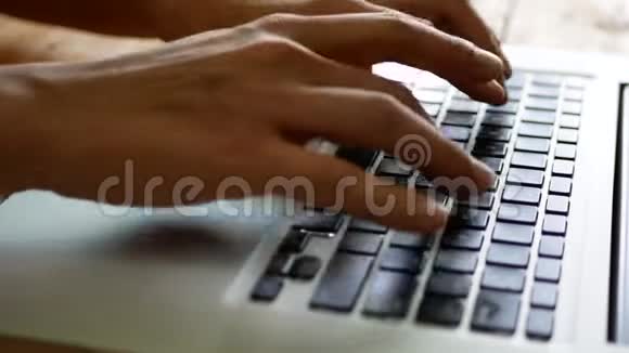 一个人手打字在笔记本电脑的键盘上工作的选择性注意力视频的预览图