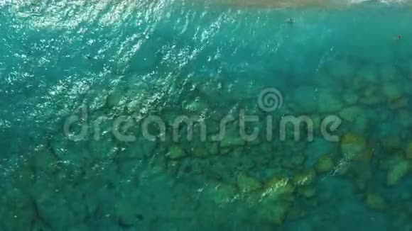 透明底部与美丽的石头埃利海滩罗兹希腊从上面看无人机在人们洗澡和视频的预览图