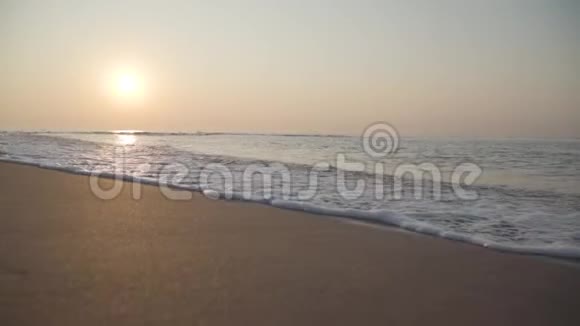 日落时分平静的地中海波浪向沙滩翻滚土耳其美丽的日出完美的镇静水视频的预览图