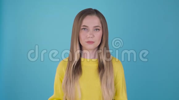 一幅漂亮漂亮的时尚的漂亮的长发女孩穿着休闲的Yelowt恤的肖像展示了带有交叉的拒绝标志视频的预览图