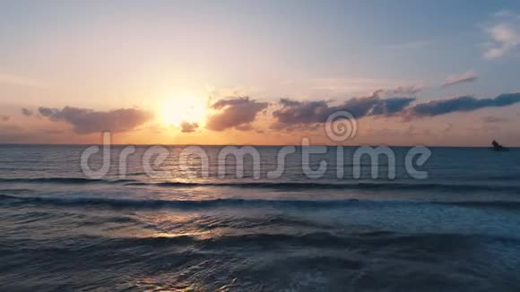海日出溅浪和沙滩视频的预览图