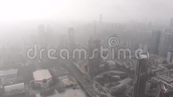 广州的背光乌云笼罩着城市视频的预览图