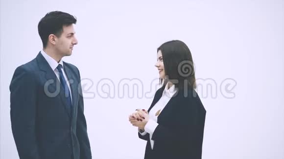 洽谈业务合作伙伴穿西装的男人和女人说话不礼貌用手势握手视频的预览图