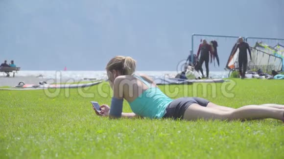女人在草坪上视频的预览图
