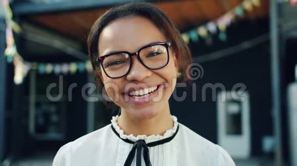 美国黑人女士在城市街头笑的慢镜头肖像视频的预览图