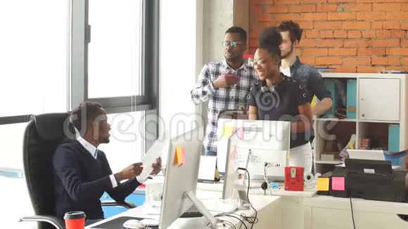 年轻的非洲程序员在个人电脑风格的办公室工作充满了年轻的雄心勃勃的志愿者视频的预览图