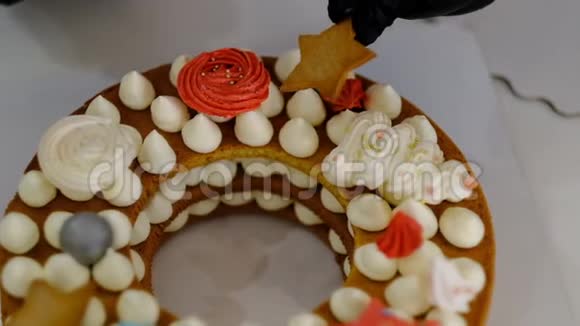 女人在厨房里装饰蛋糕做糕点的厨师视频的预览图