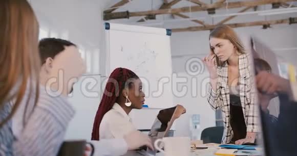 漂亮的女组长惊讶于非裔美国女员工在创造性的多民族办公室会议上的想法视频的预览图