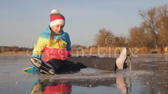 一个小女孩在冬天的冰湖里滑冰冬季运动视频的预览图