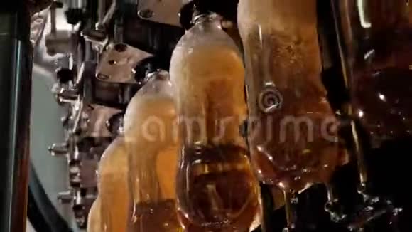 饮料碳酸饮料柠檬水苏打水或啤酒的生产和装瓶视频的预览图