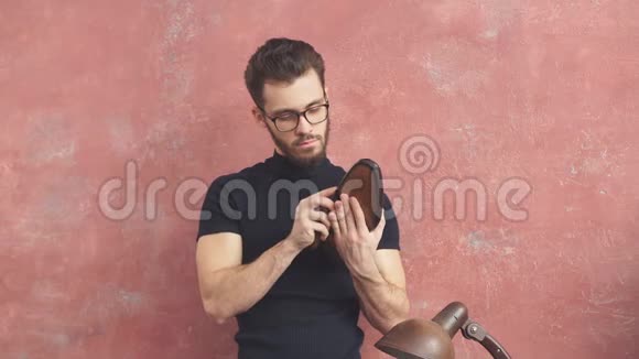年轻人检查胶鞋底一双漂亮的被人修理鞋子视频的预览图