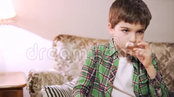 7岁的男孩用中药汤剂漱口视频的预览图