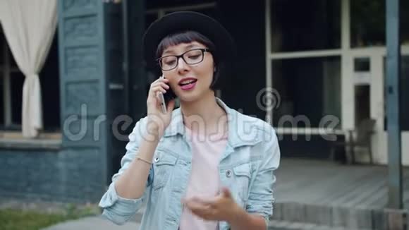 城市里站在户外用手机交谈的快乐学生的画像视频的预览图