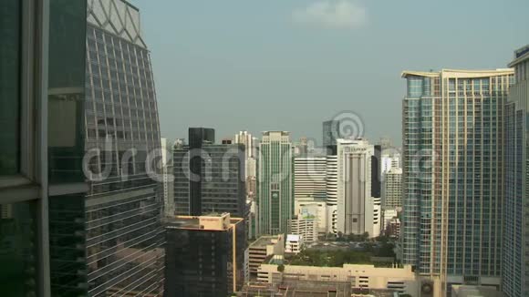 一座由现代摩天大楼构成的城市的天际线视频的预览图