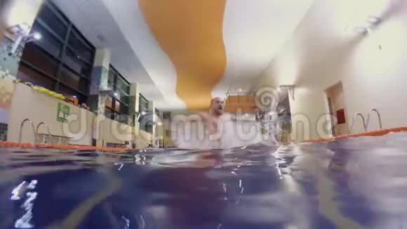 人在水中跳跃在游泳池里享受时光视频的预览图