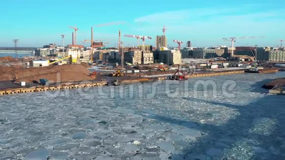 赫尔辛基港一侧的工业起重机视频的预览图