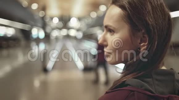年轻女孩走在机场高速公路上视频的预览图