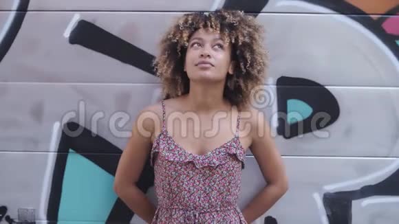 性感的现代黑人女人在街上穿衣服视频的预览图