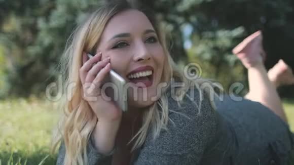 漂亮的年轻女人笑智能手机对话视频的预览图