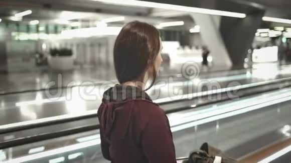 带行李走机场高速公路的年轻女孩视频的预览图