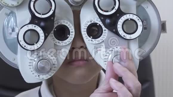 小男孩眼科医生用光翅目近距离检查眼睛医生在白人医疗中的双手视频的预览图