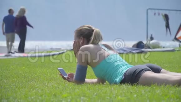 女人在草坪上视频的预览图
