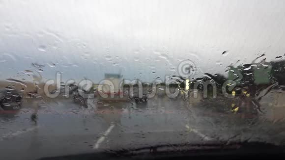 雨点落在汽车的挡风玻璃上视频的预览图