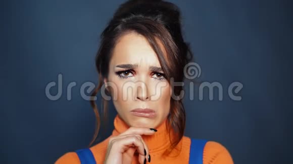 绝望的女人哭令人不快的肖像沮丧的女性皱眉的脸视频的预览图