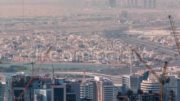 商务湾区的空中景观建筑工地和交通在迪拜的高速公路时间推移视频的预览图