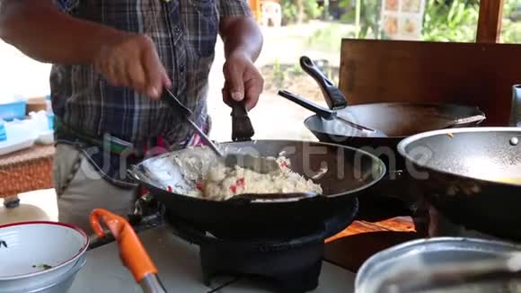 一个人用蔬菜做炒饭街上的快餐亚洲有食物的碳水化合物视频的预览图