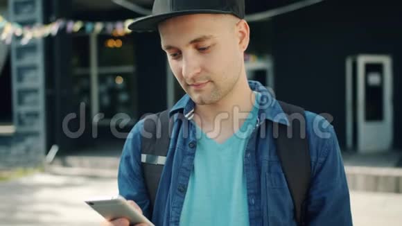 吸引人的年轻人在户外使用智能手机触摸屏幕的画像视频的预览图