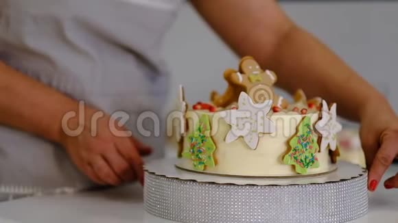 为圣诞节准备蛋糕的糖果女人视频的预览图