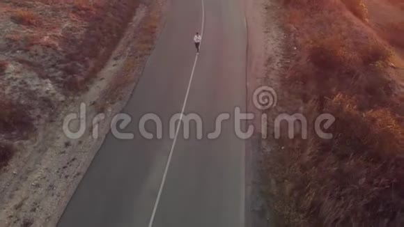女人在乡村公路上跑步视频的预览图
