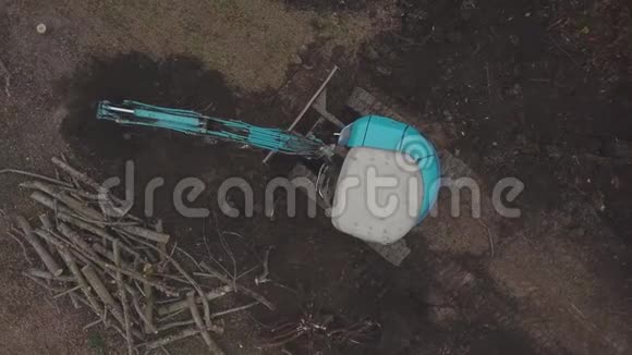 挖挖机老树根树木视频的预览图