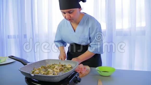 女人用菜切泰国面条的鸡排视频的预览图
