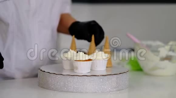 用奶油装饰杯蛋糕为派对做蛋糕的糖果师视频的预览图