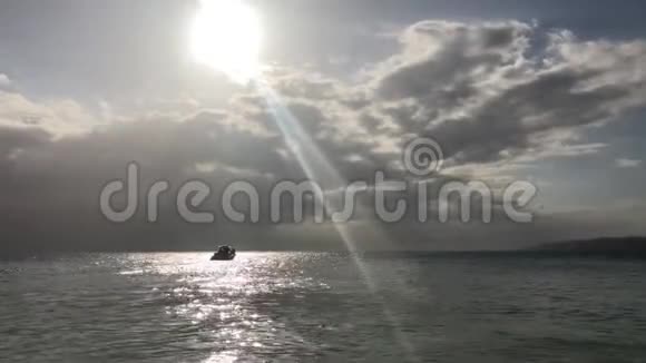 海洋上的日落日落时乘船视频的预览图