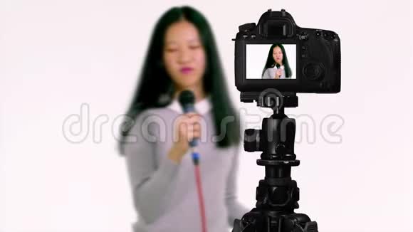 中国少年带着麦克风唱歌跳舞视频的预览图