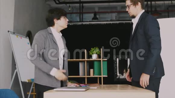谈判成功后两位满意的商人握手视频的预览图