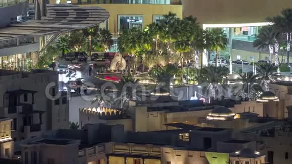 购物中心入口和停车区的顶部景观随着道路上的交通而过时视频的预览图