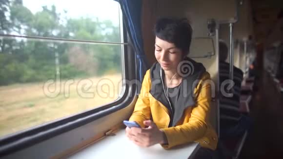 公共交通中的女人使用耳机视频的预览图