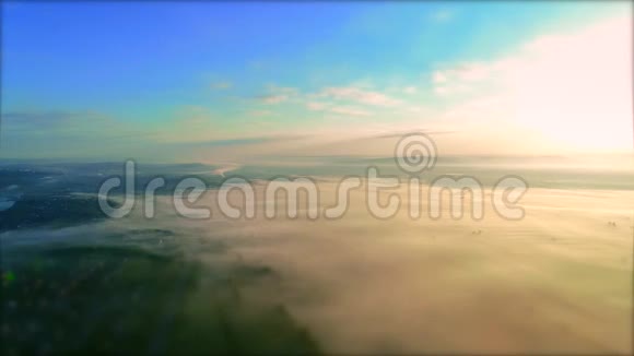 飞越城市上空浓雾4K视频的预览图