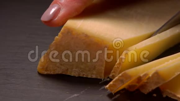硬山羊奶酪用刀子切成块视频的预览图