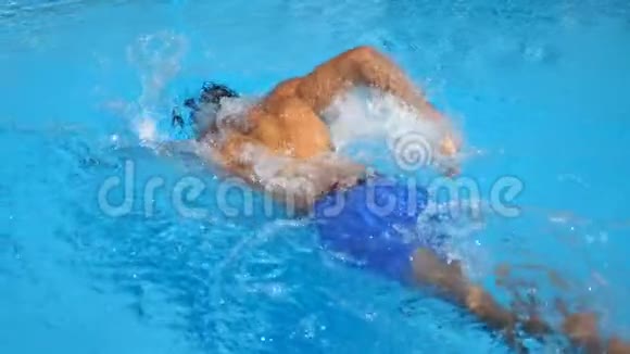 无法辨认的运动的家伙漂浮在游泳池与清澈的蓝色水年轻人游泳享受娱乐视频的预览图