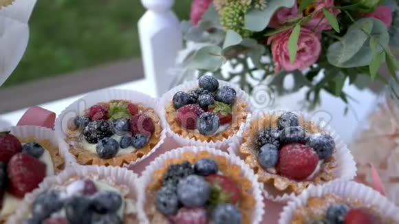 宴会上有奶油的水果篮视频的预览图