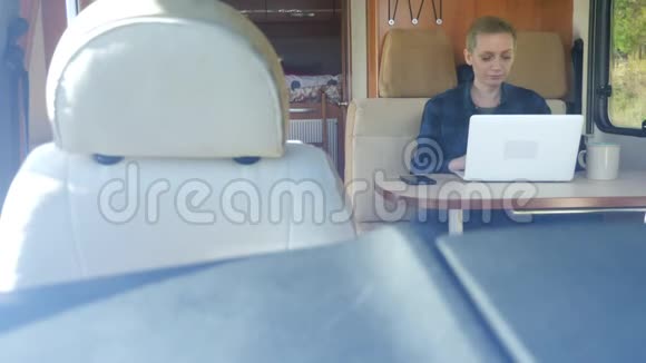 女人坐在汽车之家的桌子旁使用平板电脑视频的预览图